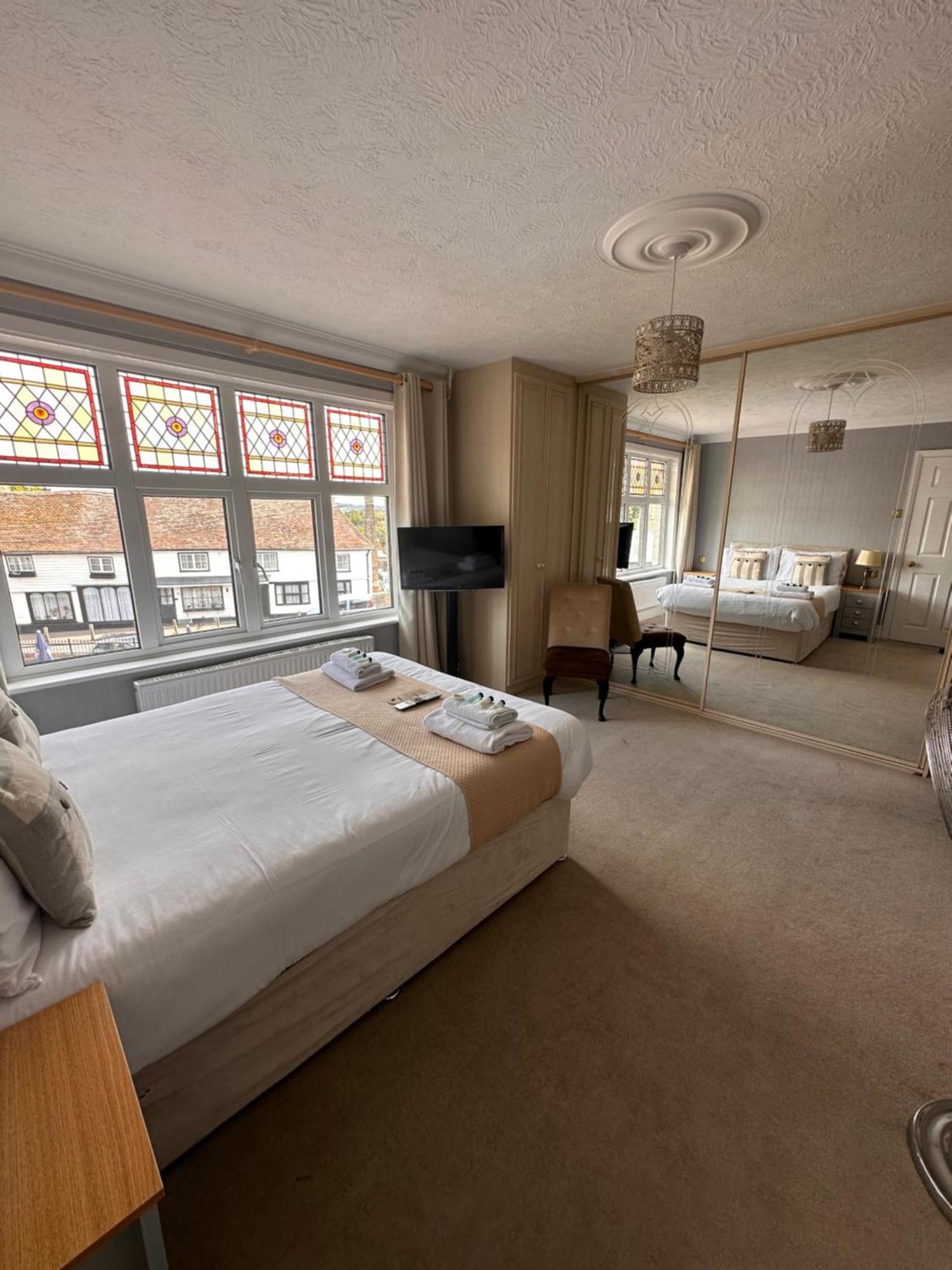 Bed and Breakfast The Six Bells Rochester  Exterior foto